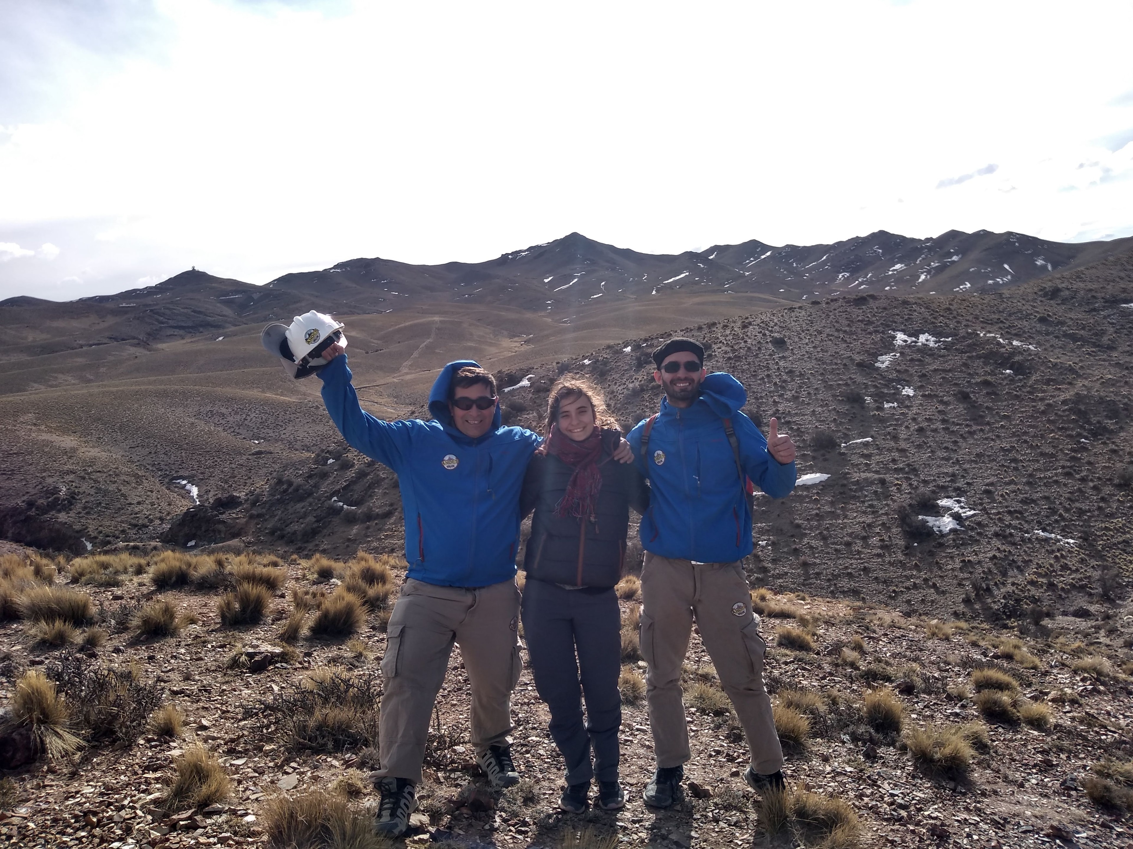 Larissa con colegas en un paisaje montañoso